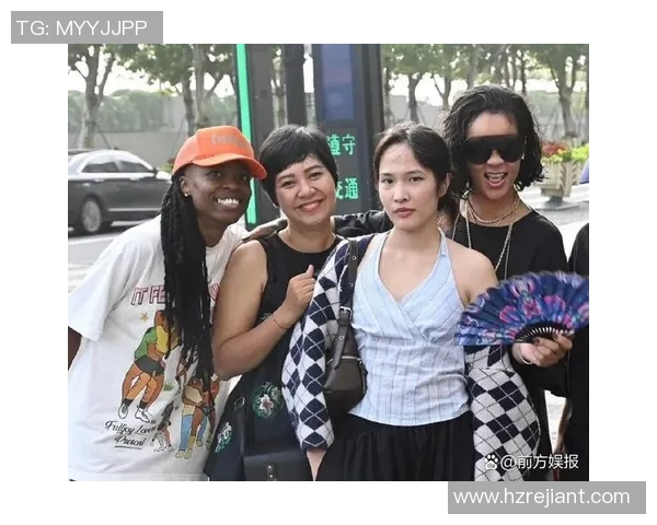 街头偶遇足球巨星粉丝狂欢瞬间引发热议与欢呼